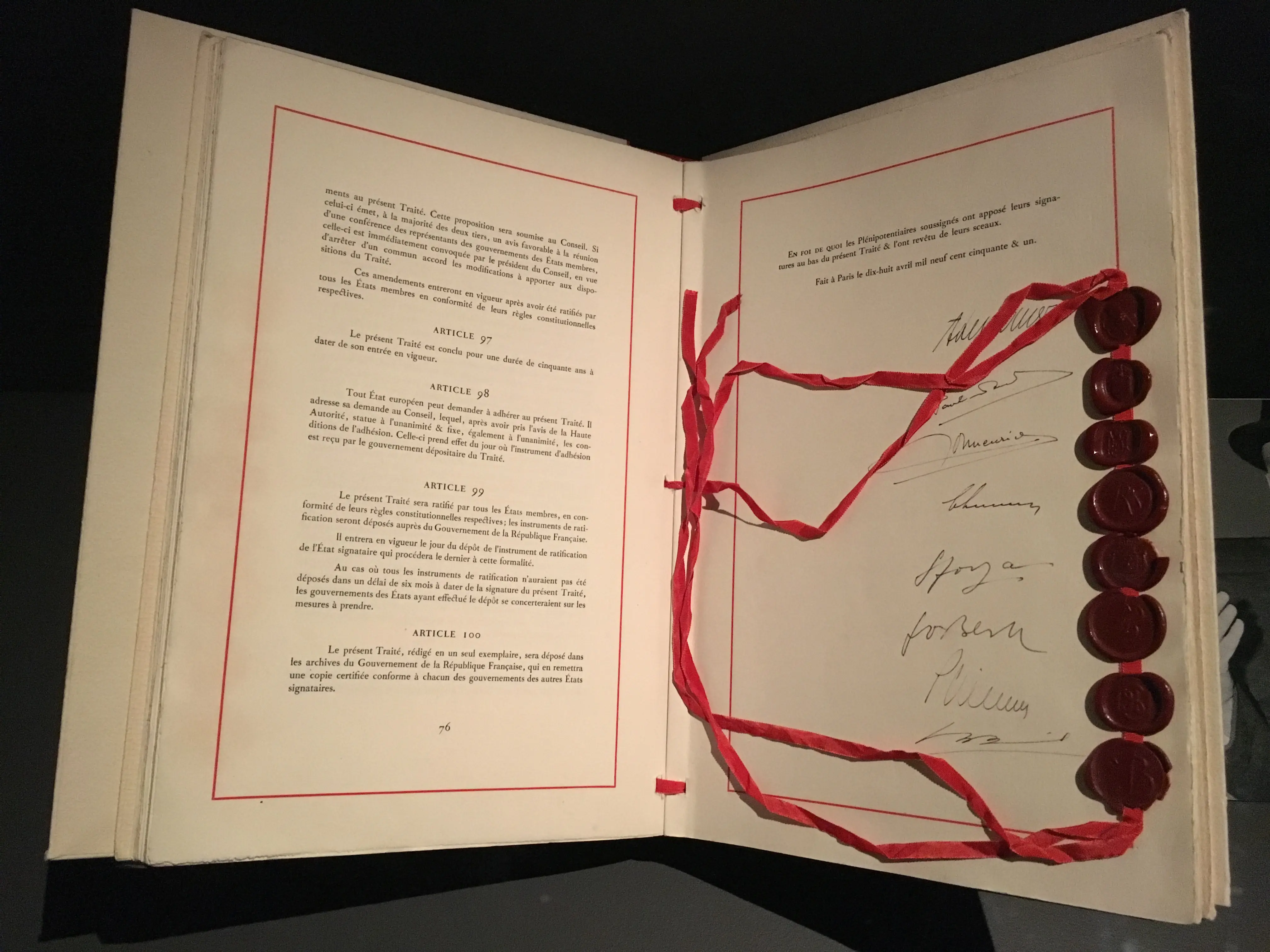 Dernière pages du traité de Paris, avec les signatures et sceaux apposés