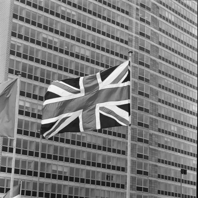 Drapeau britannique devant un bâtiment européen