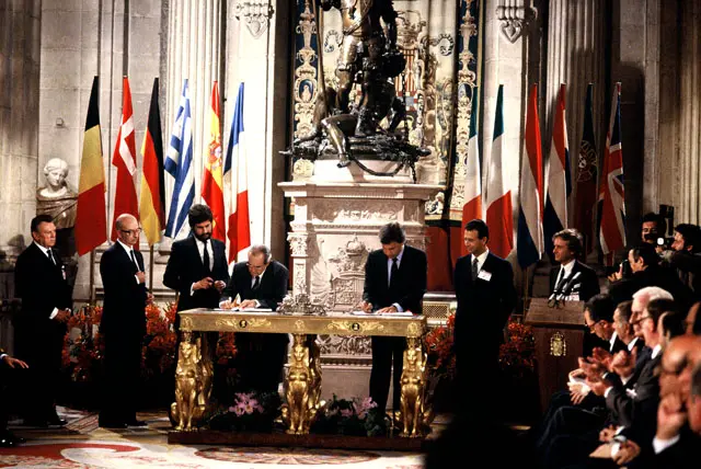 Signature du traité d'adhésion par le ministre des affaires étrangères espagnol