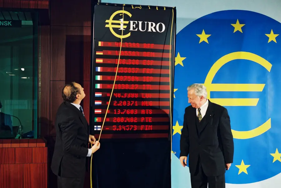 Inaugration du tableau des parités entre l'euro et les monnaies nationales