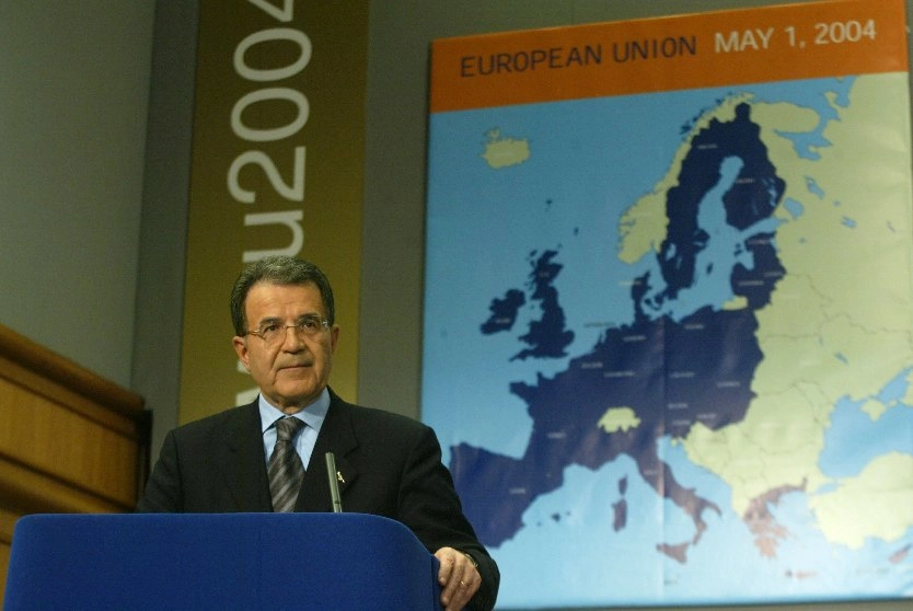Romano Prodi devant une carte de l'Europe incluant les 10 nouveaux membres