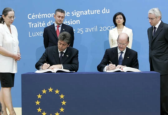 Signature du traité d'adhésion par le président et le premier ministre bulgares