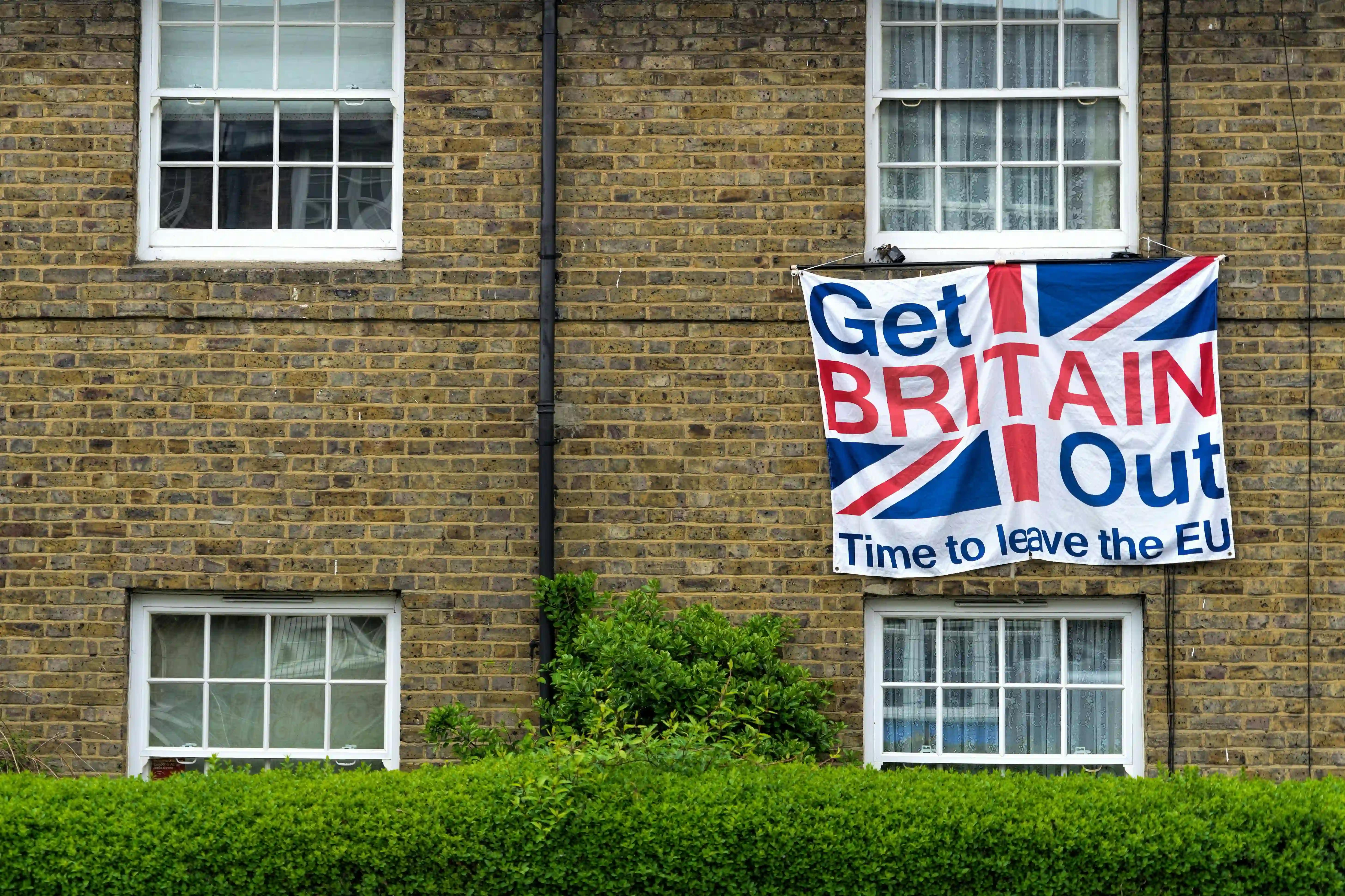 Pendant la campagne référendaire de 2016 au Royaume-Uni, mur en brique décoré d'un drapeau pro-brexit