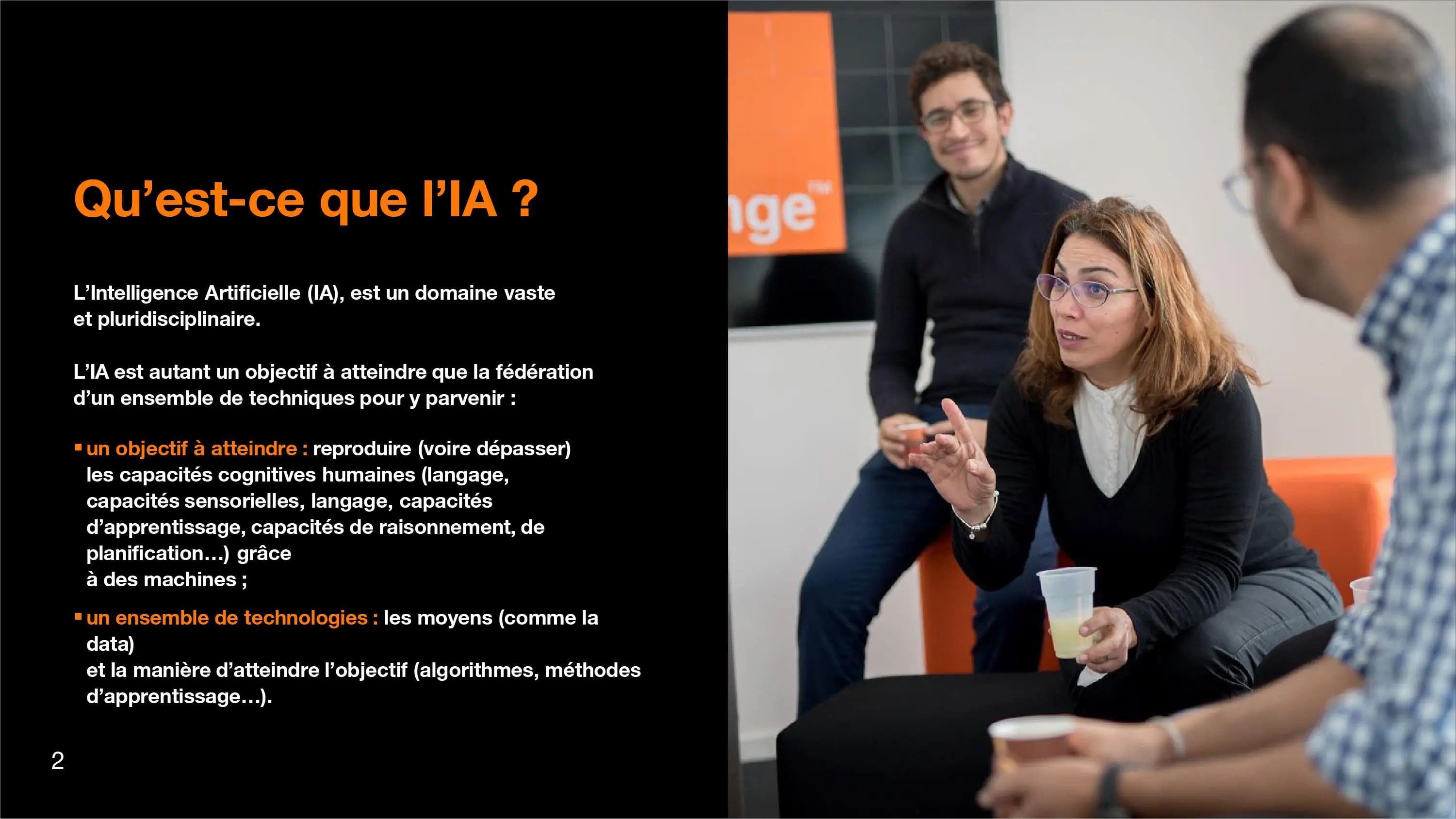 Définition de l'IA : domaine vaste et pluridisciplinaire visant à reproduire les capacités cognitives humaines grâce à des machines et des technologies. Photo de réunion informelle dans un espace Orange.