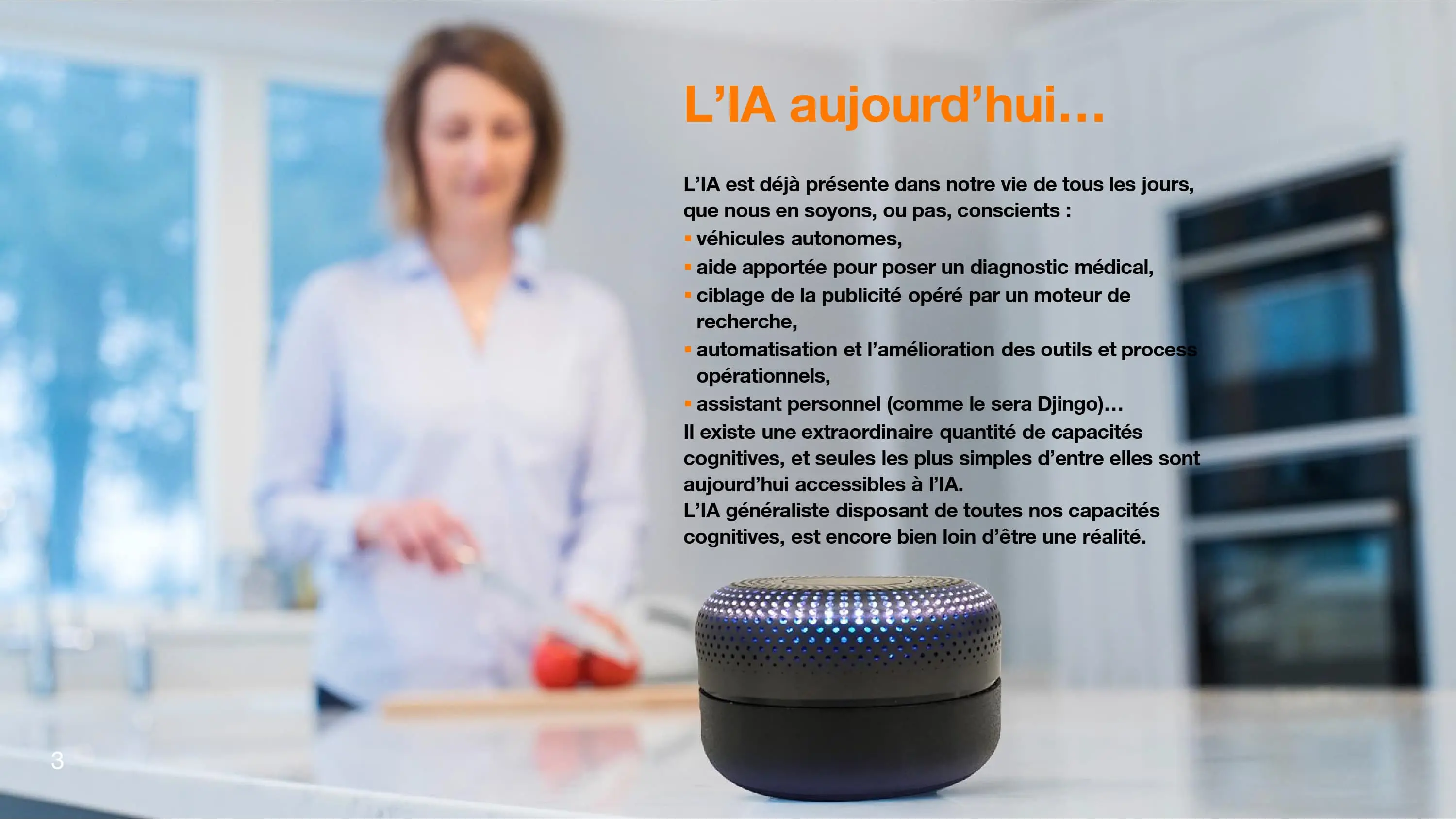 L'IA aujourd'hui déjà présente au quotidien : véhicules autonomes, diagnostic médical, ciblage publicitaire, automatisation des processus, assistants personnels. Photo d'enceinte connectée sur comptoir de cuisine avec femme en arrière-plan.