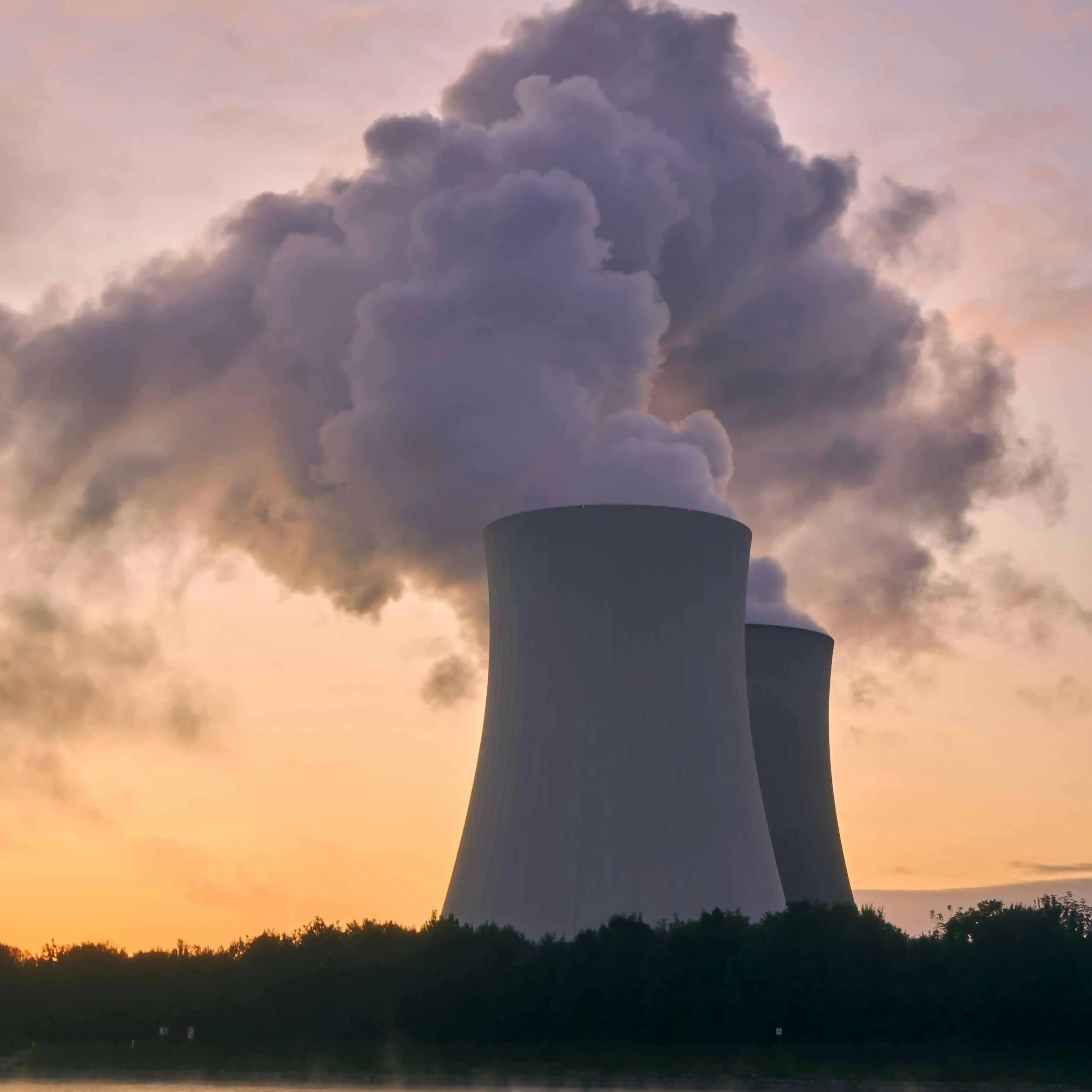 Cheminée de centrale atomique dégageant de la vapeur d'eau