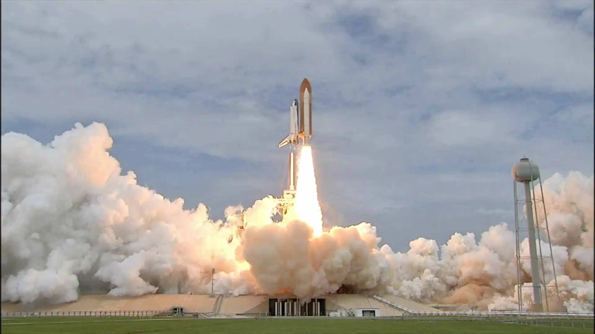 Fusée de la NASA emportant une navette spatiale au décollage