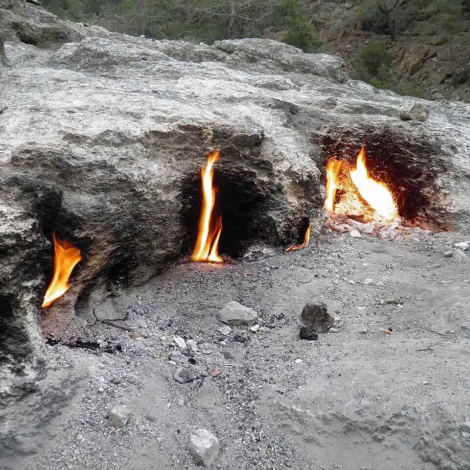 Feux éternels de Yanartaş (Turquie), d'où s'échappent méthane et dihydrogène